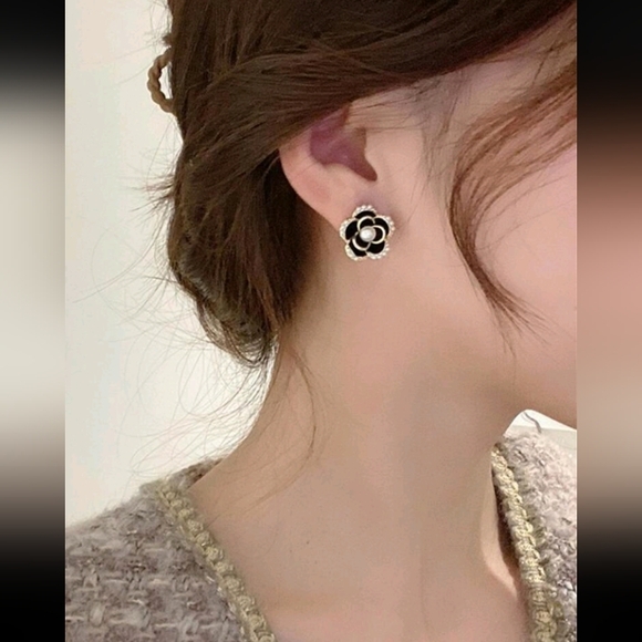 #119. Elegant Women's Black White Gold Flower Fashion Stud Earrings. - Picture 2 of 5